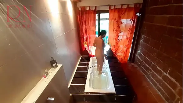 高清Peep. Voyeur. Housewife washes in the shower with soap, shaves her pussy in the bath. 2 1能量剪辑