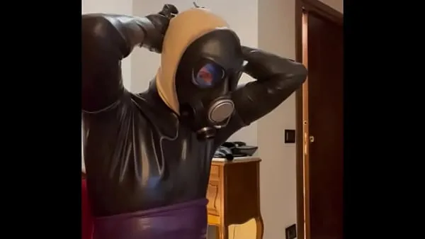 HD How to wear a tight gas maks (for latex-rubber fetish lovers คลิปพลังงาน