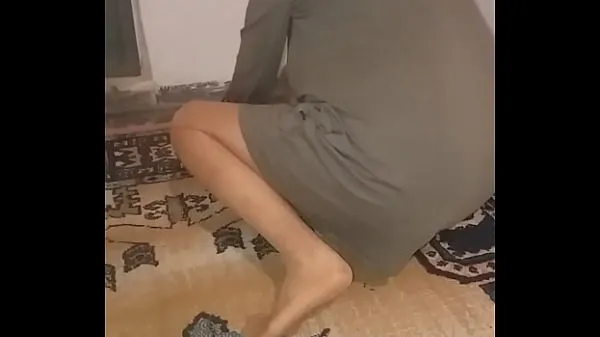 HD Mature Turkish woman wipes carpet with sexy tulle socks energetski posnetki