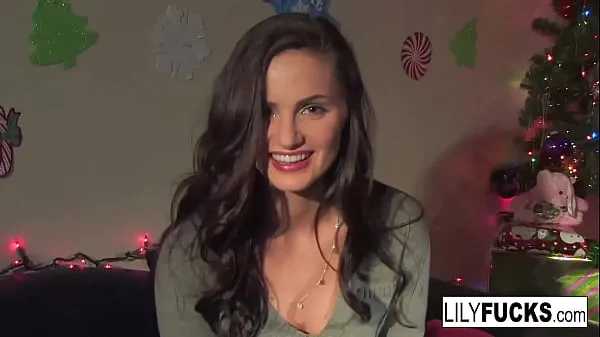 HD Lily nos conta seus desejos de Natal com tesão antes de se satisfazer em ambos os buracos clipes de energia