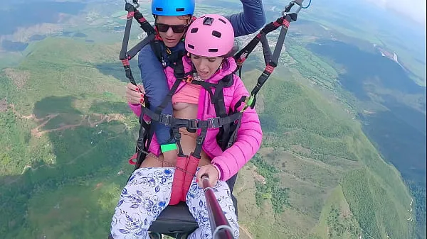 HD Wet Pussy SQUIRTING IN THE SKY 2200m High In The Clouds while PARAGLIDING energiklipp