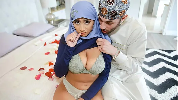 HD Arab Husband Trying to Impregnate His Hijab Wife - HijabLust Klip tenaga