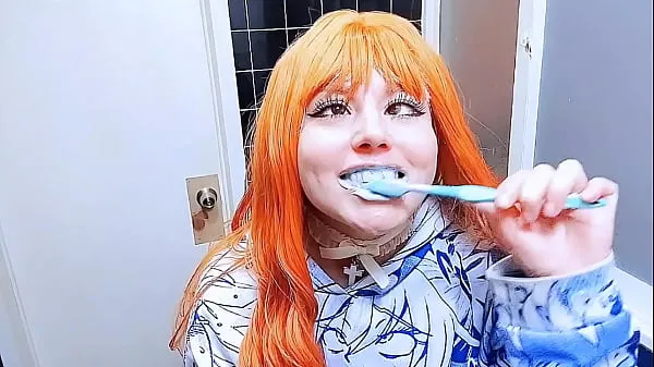 HD ᰔᩚ Redhead brushes her teeth Klip tenaga