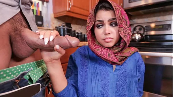 HD Perv Guy Helps Makes Hijab Teen Feel at Home - Hijablust Klip tenaga