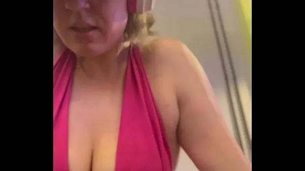 HD Wow, my training at the gym left me very sweaty and even my pussy leaked, I was embarrassed because I was so horny energiklipp