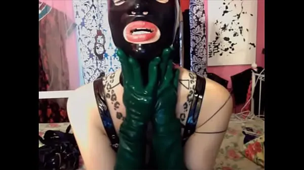 HD Goddess Starla in latex hood, gloves and boots (webcam show energetski posnetki