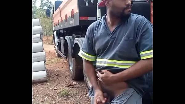 Clip năng lượng Worker Masturbating on Construction Site Hidden Behind the Company Truck HD