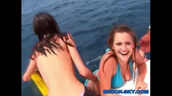 Klipy energetyczne Teens Swimming Topless HD