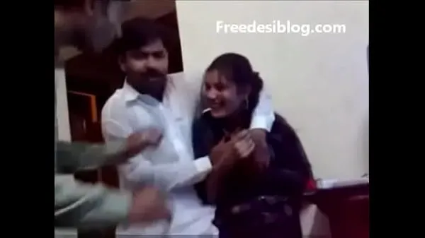 Clips énergétiques Une fille et un garçon pakistanais s'amusent dans une chambre d'auberge HD