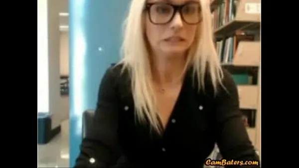 HD Sexy hot blonde gets caught masturbating in public library energetické klipy