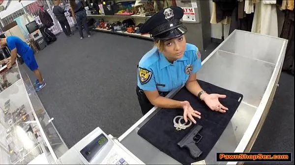 Klip energi HD Police officer pawns her gun and is fucked